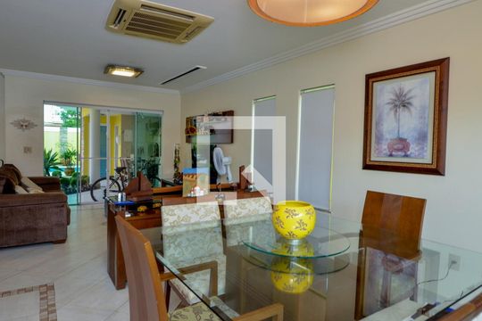 Sala de casa de condomínio para alugar com 4 quartos, 380m² em Vargem Grande, Rio de Janeiro
