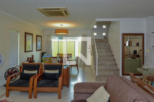 Sala de casa de condomínio para alugar com 4 quartos, 380m² em Vargem Grande, Rio de Janeiro