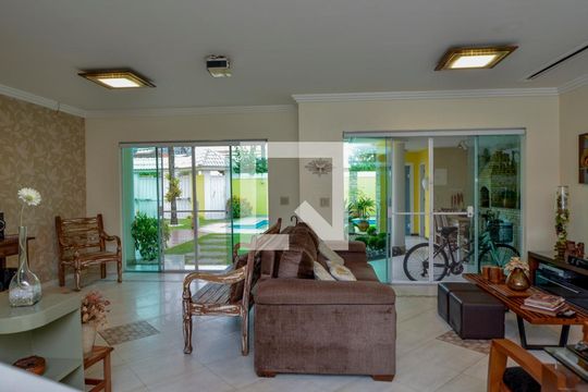 Sala de casa de condomínio para alugar com 4 quartos, 380m² em Vargem Grande, Rio de Janeiro