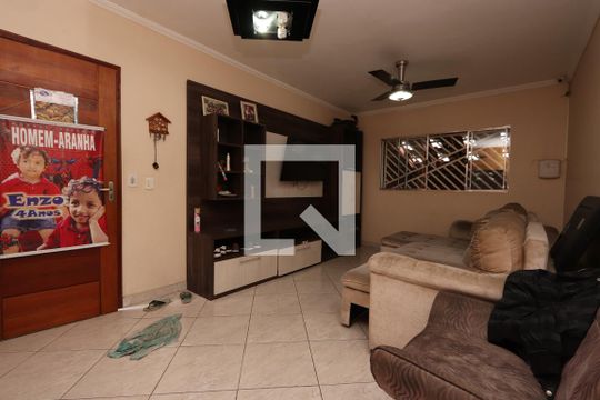 Casa para alugar com 3 quartos, 230m² em Jardim Santa Adélia, São Paulo