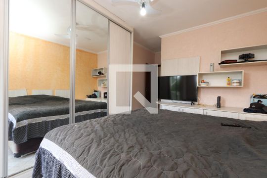 Suíte de casa para alugar com 3 quartos, 230m² em Jardim Santa Adélia, São Paulo