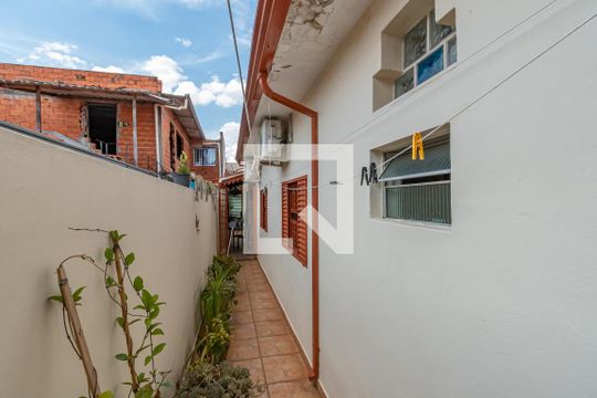Quintal  de casa à venda com 3 quartos, 170m² em Vila Industrial, Campinas