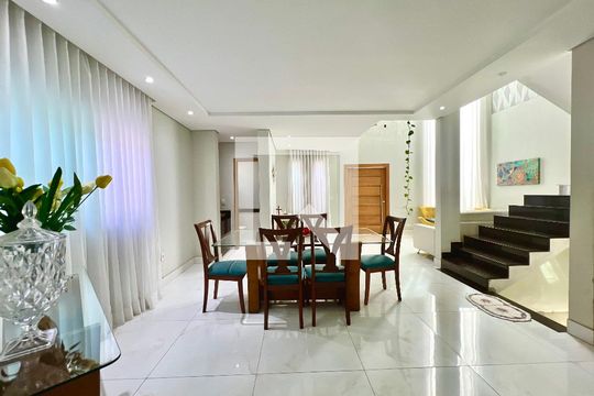 Sala de casa à venda com 5 quartos, 620m² em Cabral, Contagem