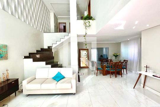 Casa para alugar com 5 quartos, 620m² em Cabral, Contagem