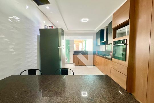 Cozinha  de casa para alugar com 5 quartos, 620m² em Cabral, Contagem