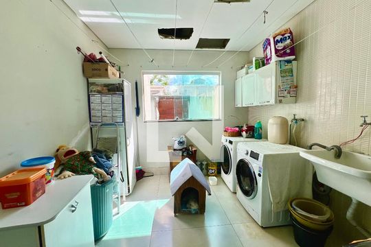Área de serviço de casa para alugar com 5 quartos, 620m² em Cabral, Contagem