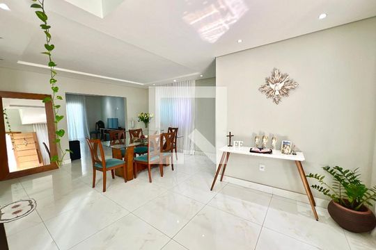 Sala de casa à venda com 5 quartos, 620m² em Cabral, Contagem
