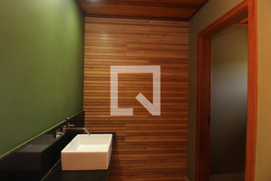 Banheiros de casa de condomínio à venda com 4 quartos, 700m² em Ville Des Lacs, Nova Lima