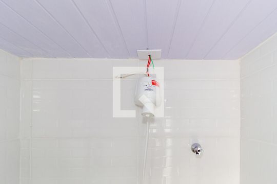 Detalhe - Banheiro de kitnet/studio para alugar com 1 quarto, 20m² em Vila Bertioga, São Paulo