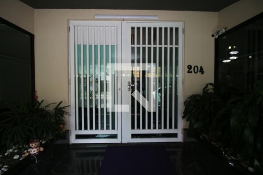 Fachada e portaria de apartamento para alugar com 2 quartos, 85m² em Olaria, Rio de Janeiro
