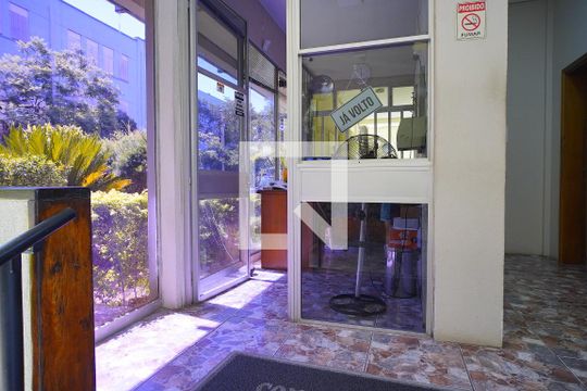Fachada e portaria de apartamento à venda com 2 quartos, 60m² em São João, Porto Alegre