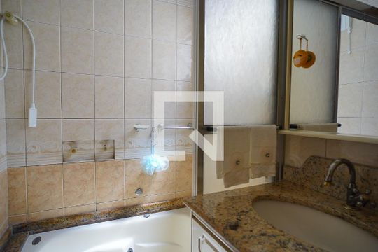 Banheiro de apartamento à venda com 2 quartos, 60m² em São João, Porto Alegre