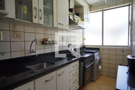 Cozinha de apartamento à venda com 2 quartos, 60m² em São João, Porto Alegre