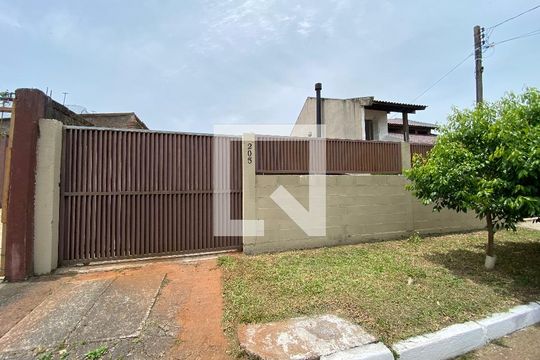 Fachada de casa à venda com 2 quartos, 240m² em São José, Canoas