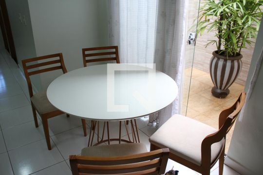 Sala  de casa à venda com 3 quartos, 120m² em Setor Garavelo, Goiânia