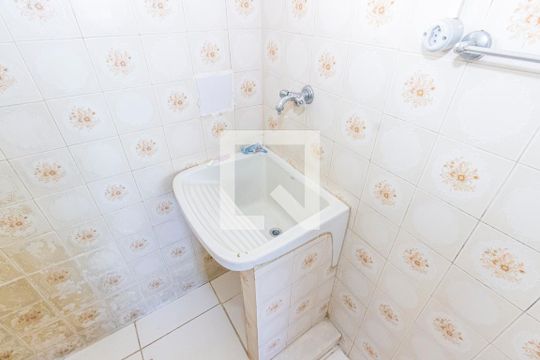 Banheiro de apartamento para alugar com 2 quartos, 80m² em Marechal Hermes, Rio de Janeiro