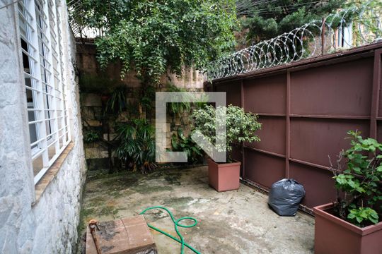 Quintal de casa à venda com 2 quartos, 129m² em Pinheiros, São Paulo