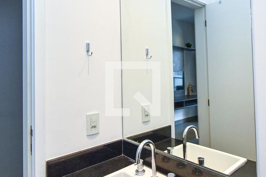 Banheiro de kitnet/studio para alugar com 1 quarto, 32m² em Pinheiros, São Paulo