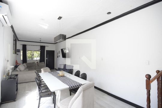 Casa à venda com 4 quartos, 180m² em Vila Firmiano Pinto, São Paulo