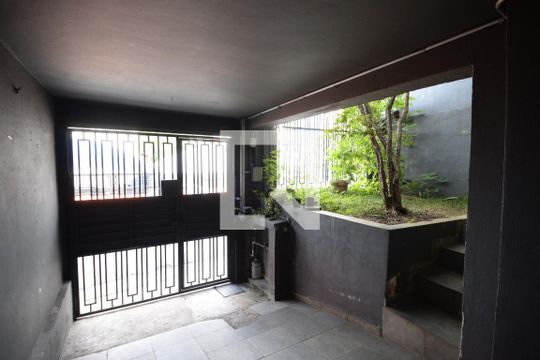 Garagem de casa à venda com 4 quartos, 180m² em Vila Firmiano Pinto, São Paulo