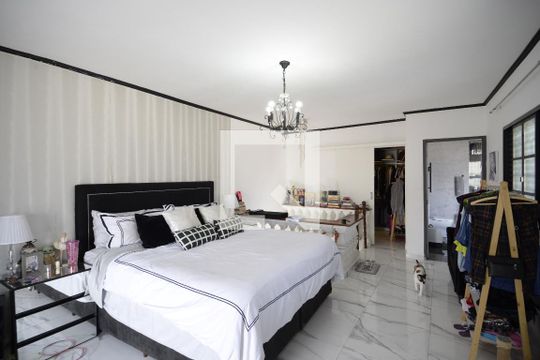 Suíte de casa à venda com 4 quartos, 180m² em Vila Firmiano Pinto, São Paulo