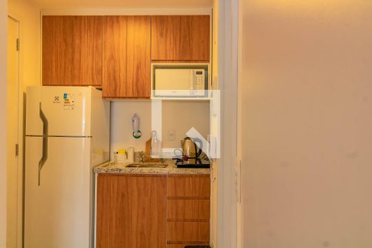 Cozinha de apartamento para alugar com 1 quarto, 25m² em Vila Guarani (zona Sul), São Paulo