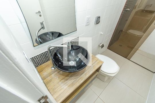 Detalhe Banheiro Corredor de apartamento para alugar com 3 quartos, 203m² em Cambuí, Campinas
