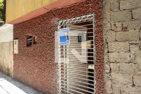 Fachada de casa à venda com 3 quartos, 80m² em Vila Nogueira, Diadema