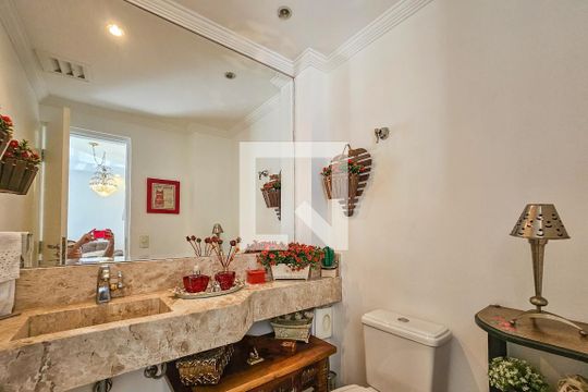 Banheiro de apartamento para alugar com 3 quartos, 176m² em Barra Funda, Guarujá