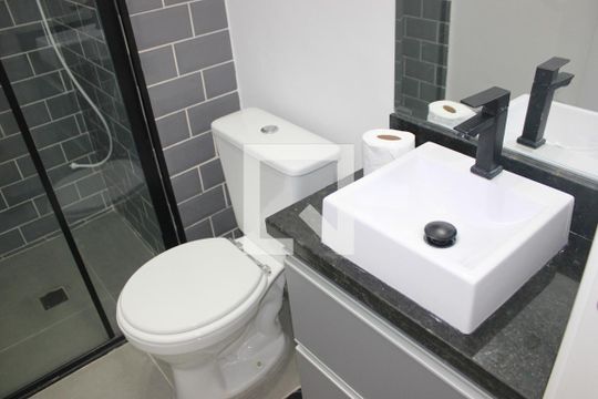 Banheiro de apartamento para alugar com 2 quartos, 36m² em Vila das Bandeiras, Guarulhos