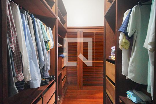 Closet de casa para alugar com 4 quartos, 375m² em Canudos, Novo Hamburgo