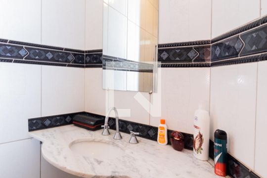 Banheiro da Suíte de casa à venda com 2 quartos, 140m² em Olaria, Canoas