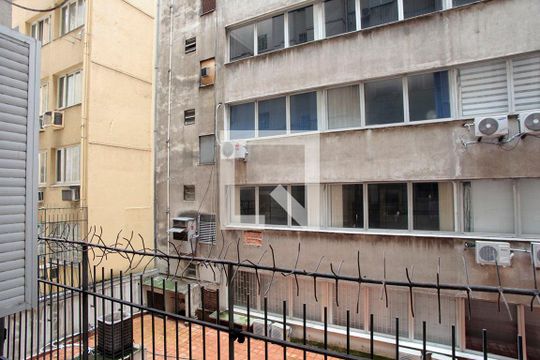Cozinha + Área de Serviço Vista de apartamento à venda com 2 quartos, 64m² em Centro Histórico, Porto Alegre