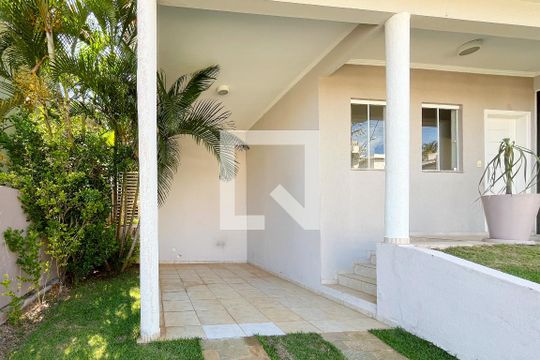 Fachada de casa de condomínio para alugar com 4 quartos, 270m² em Pinheirinho, Vinhedo