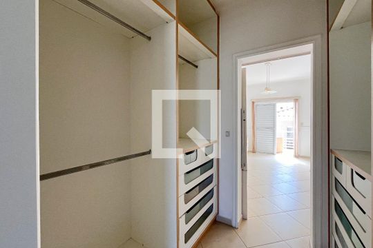 Closet da Suíte Master de casa de condomínio para alugar com 4 quartos, 270m² em Pinheirinho, Vinhedo