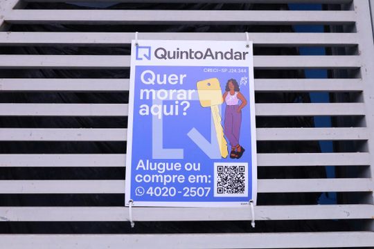 Placa instalada no portão de casa para alugar com 3 quartos, 213m² em Parque Guarani, São Paulo
