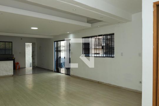 Casa para alugar com 3 quartos, 213m² em Parque Guarani, São Paulo