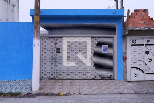 Placa instalada no portão de casa para alugar com 3 quartos, 213m² em Parque Guarani, São Paulo