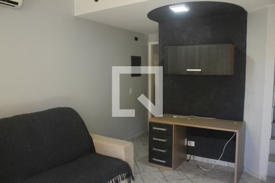 Sala de casa de condomínio para alugar com 2 quartos, 86m² em Socorro, São Paulo