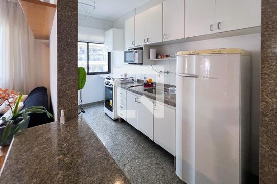 Cozinha de apartamento à venda com 1 quarto, 34m² em Vila Nova Conceição, São Paulo
