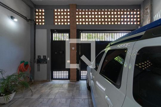 Garagem de casa à venda com 5 quartos, 230m² em Jardim Guanca, São Paulo
