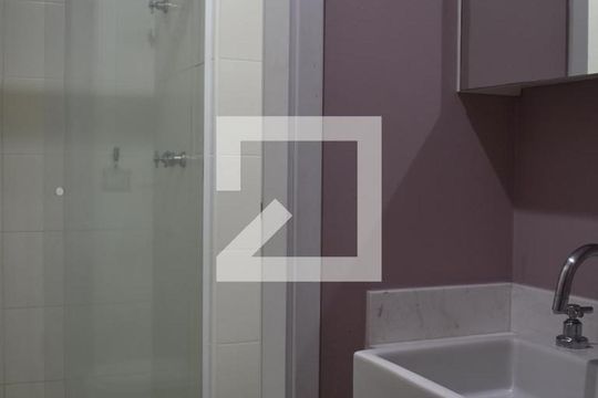 Banheiro de apartamento para alugar com 1 quarto, 34m² em Centro, Curitiba