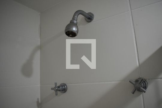 Banheiro de apartamento para alugar com 1 quarto, 34m² em Centro, Curitiba