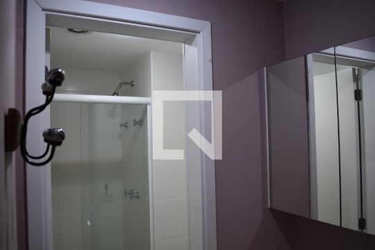 Banheiro de apartamento para alugar com 1 quarto, 34m² em Centro, Curitiba