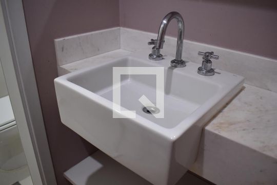 Banheiro de apartamento para alugar com 1 quarto, 34m² em Centro, Curitiba