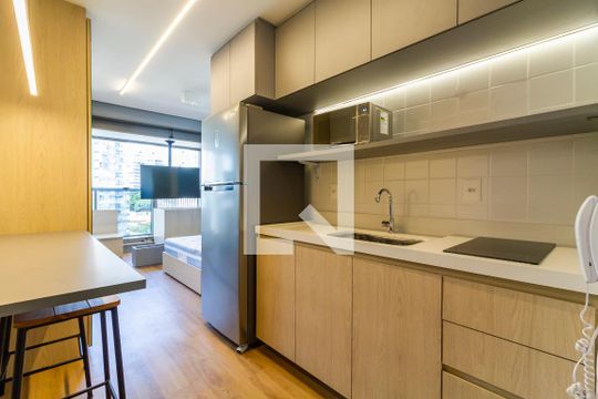 Cozinha de kitnet/studio para alugar com 1 quarto, 27m² em Sumarezinho, São Paulo