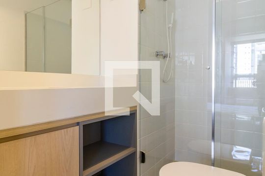 Banheiro de kitnet/studio para alugar com 1 quarto, 27m² em Sumarezinho, São Paulo