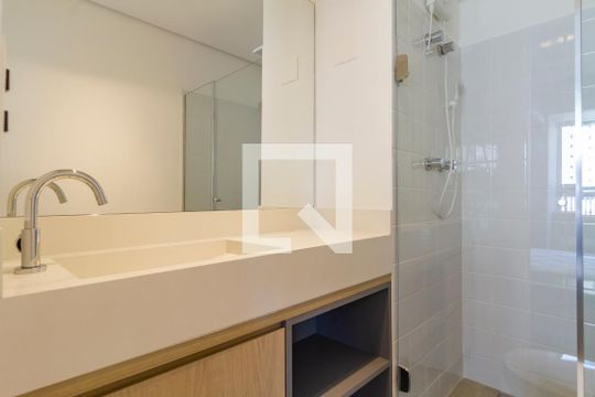 Banheiro de kitnet/studio para alugar com 1 quarto, 27m² em Sumarezinho, São Paulo