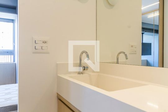 Banheiro de kitnet/studio para alugar com 1 quarto, 27m² em Sumarezinho, São Paulo