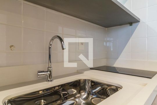 Cozinha de kitnet/studio para alugar com 1 quarto, 27m² em Sumarezinho, São Paulo